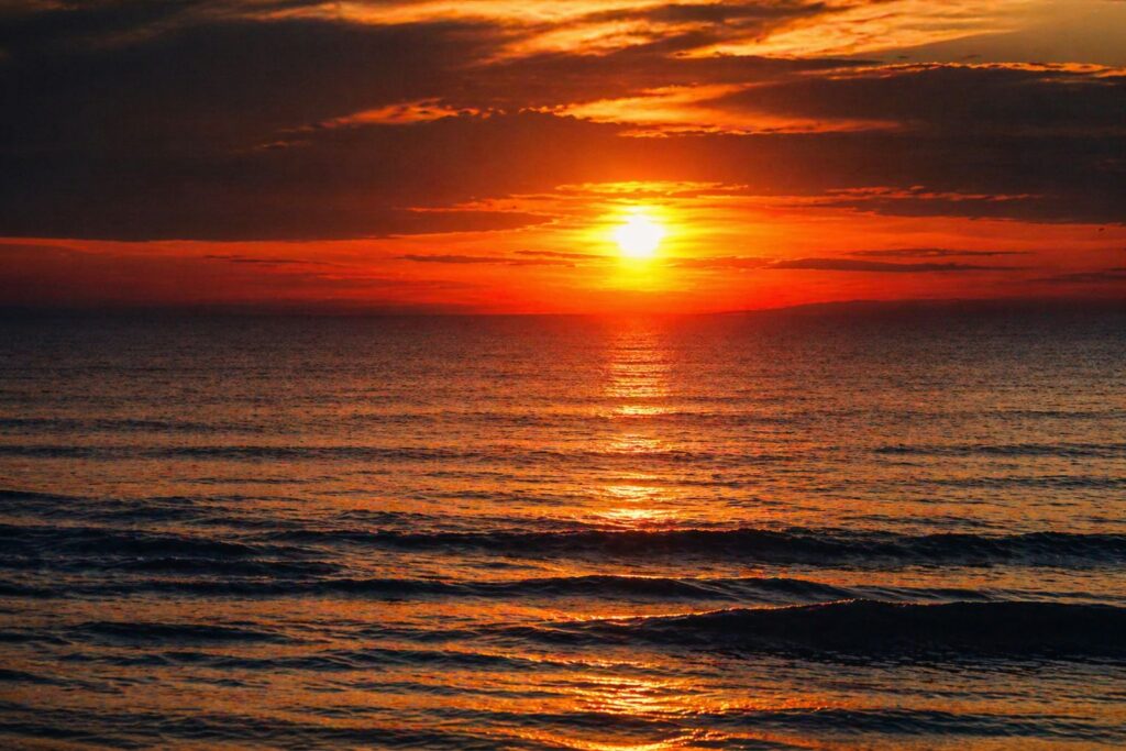 Pôr-do-sol dramático sobre o oceano