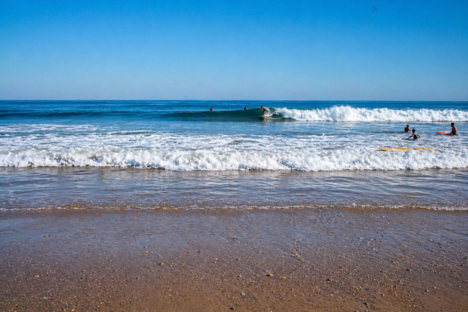 Dia de surf na praia tranquila