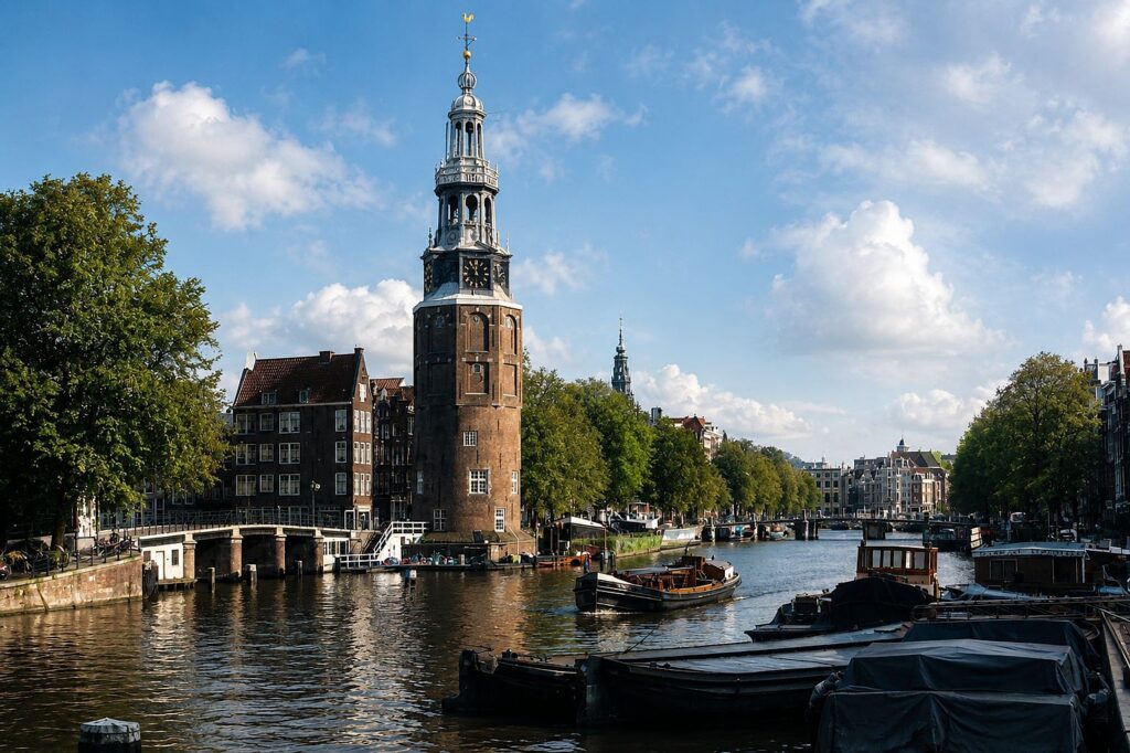 Canal tranquilo com torre histórica