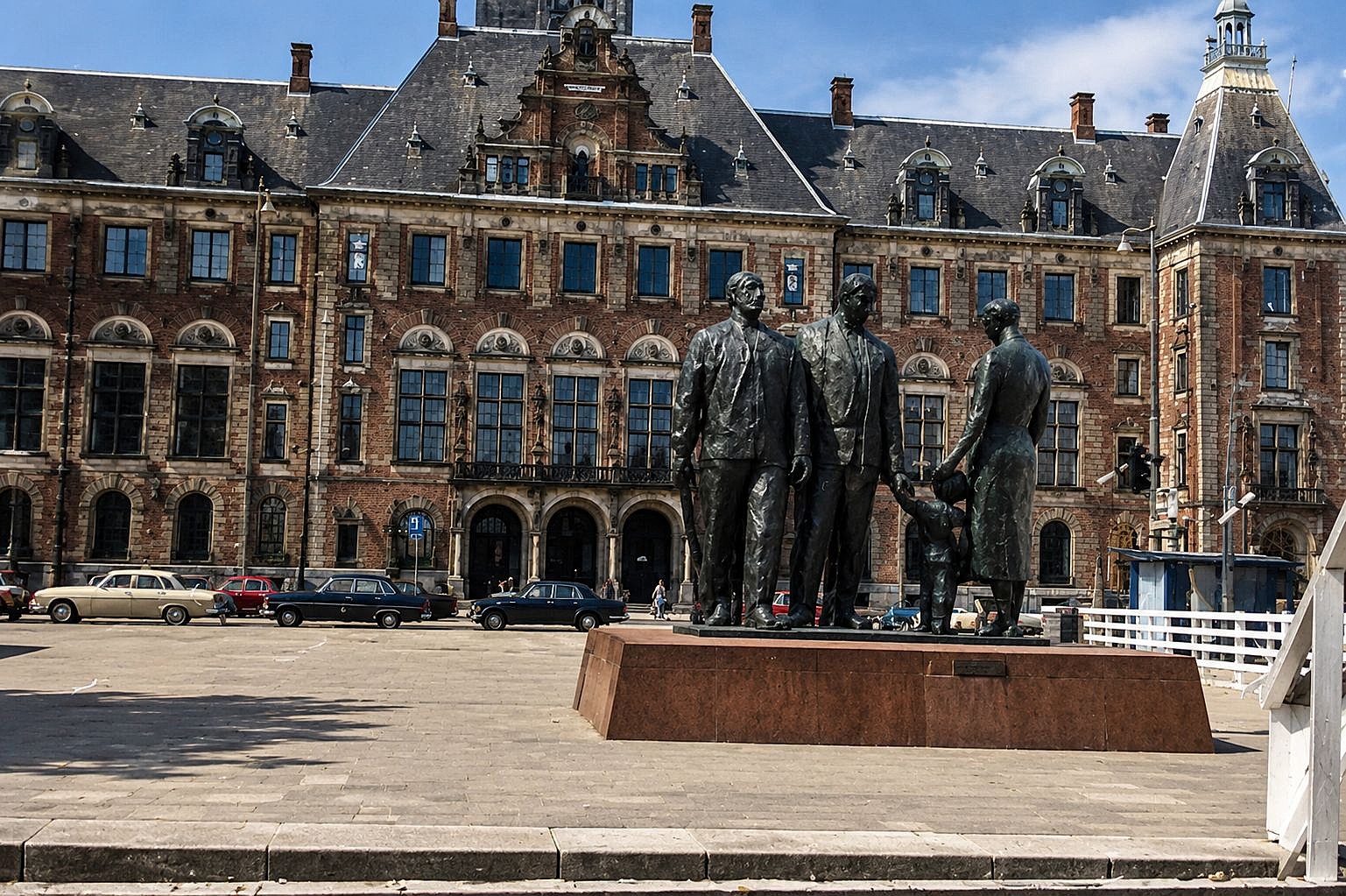 Praça histórica com estátua bronzeada