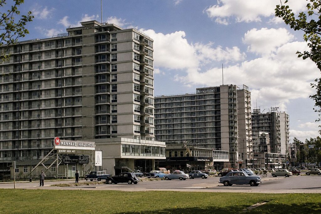 Rua urbana retro com edifícios modernistas
