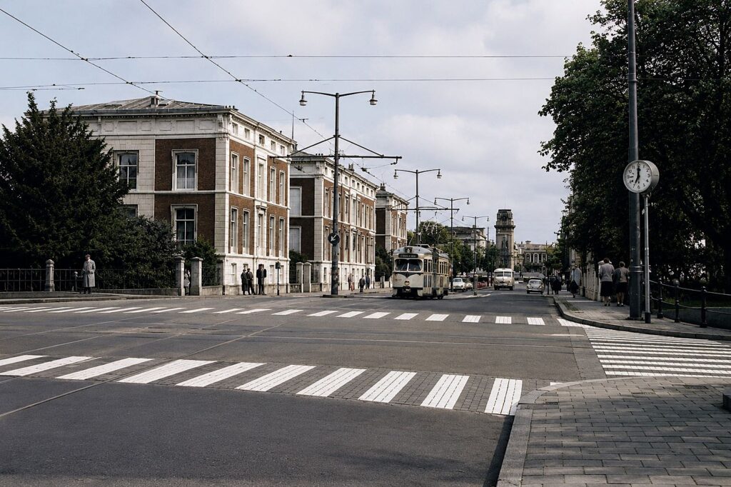 Cruzamento urbano clássico no dia claro