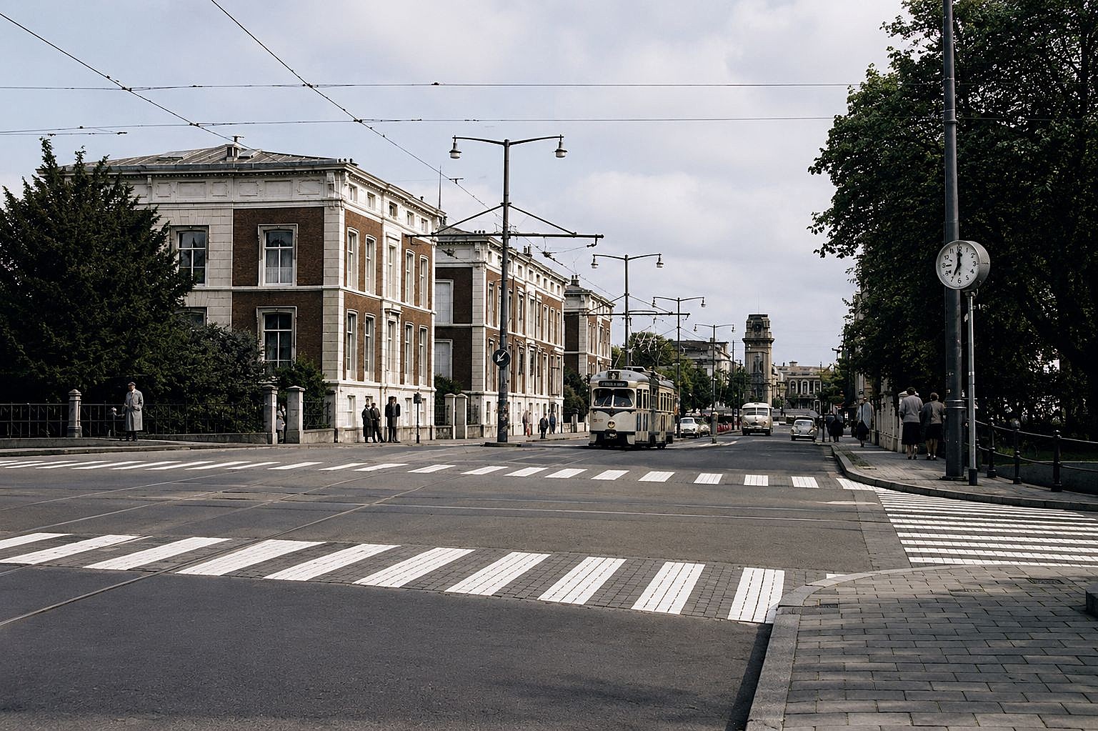Cruzamento urbano clássico no dia claro