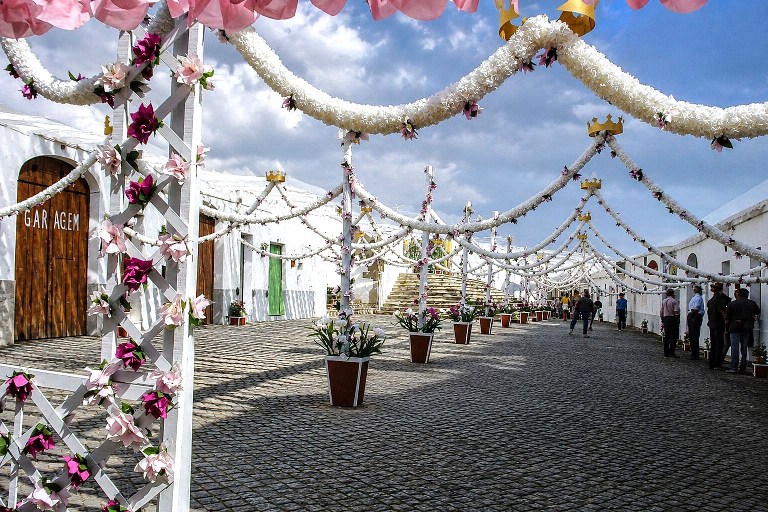 Rua festiva em vila mediterrânica