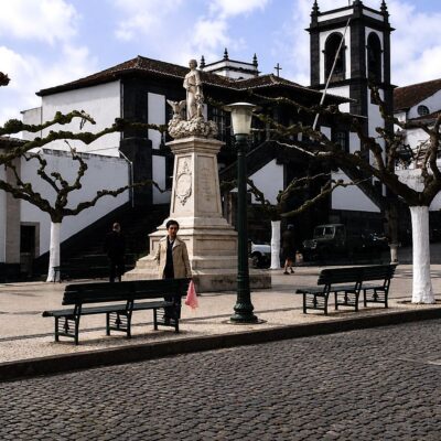 Praça tranquila com arquitetura histórica