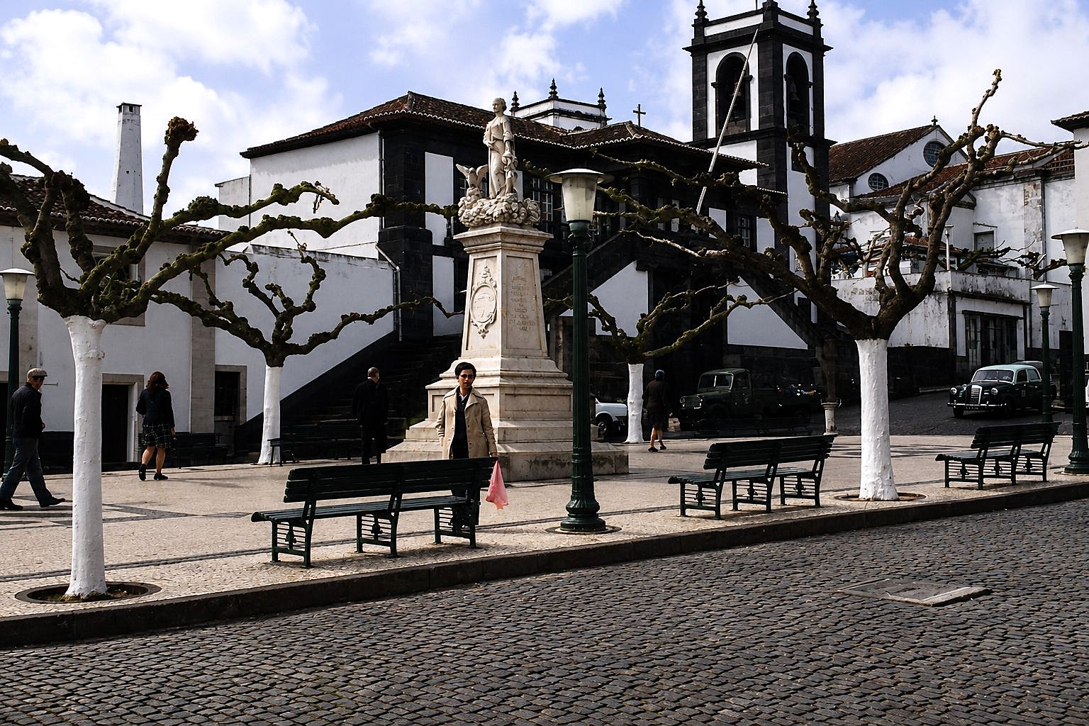Praça tranquila com arquitetura histórica