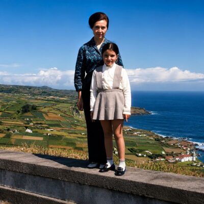 Mulher e menina com paisagem costeira