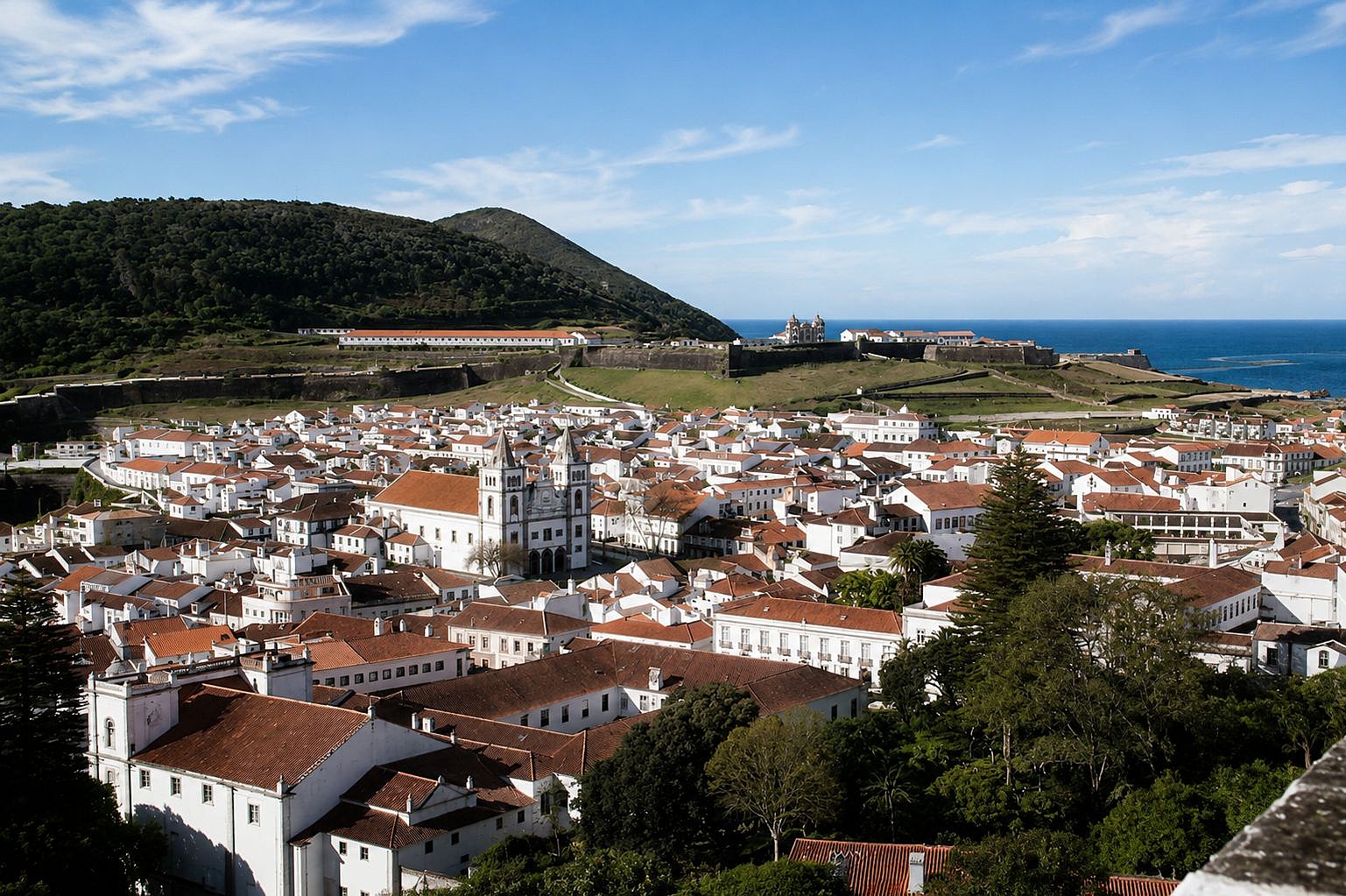 Paisagem costeira em dia ensolarado