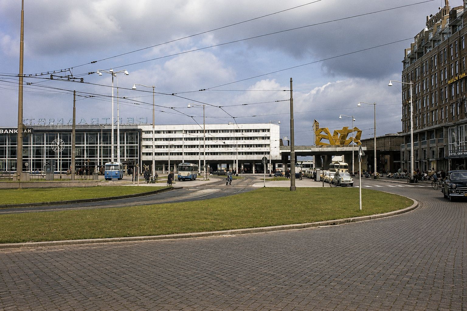 Centro urbano retro com tram e ônibus