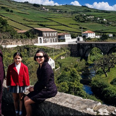 Família na paisagem rural idílica