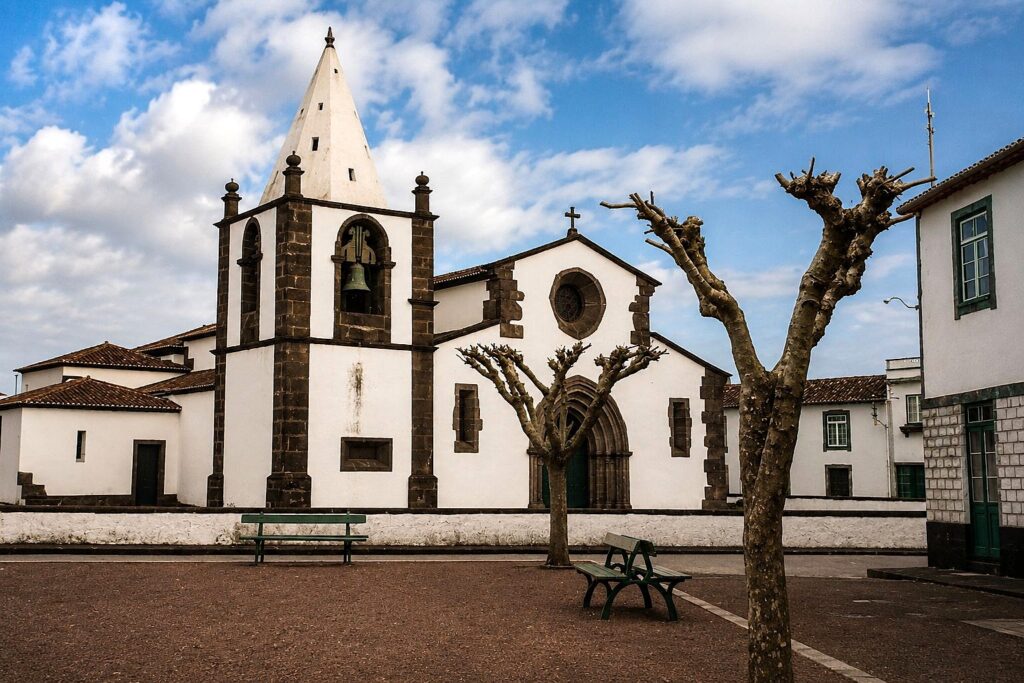 Praça tranquila com igreja histórica