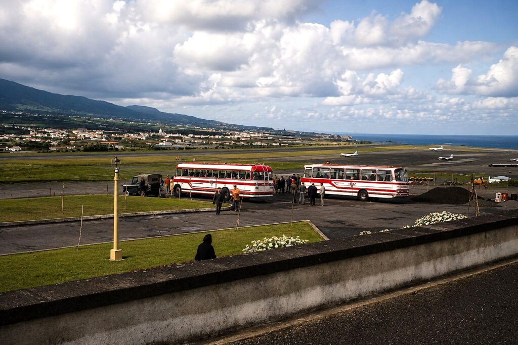 Vista costeira com aviões e ônibus