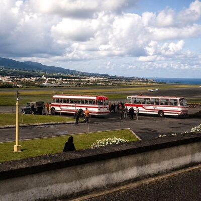 Vista costeira com aviões e ônibus