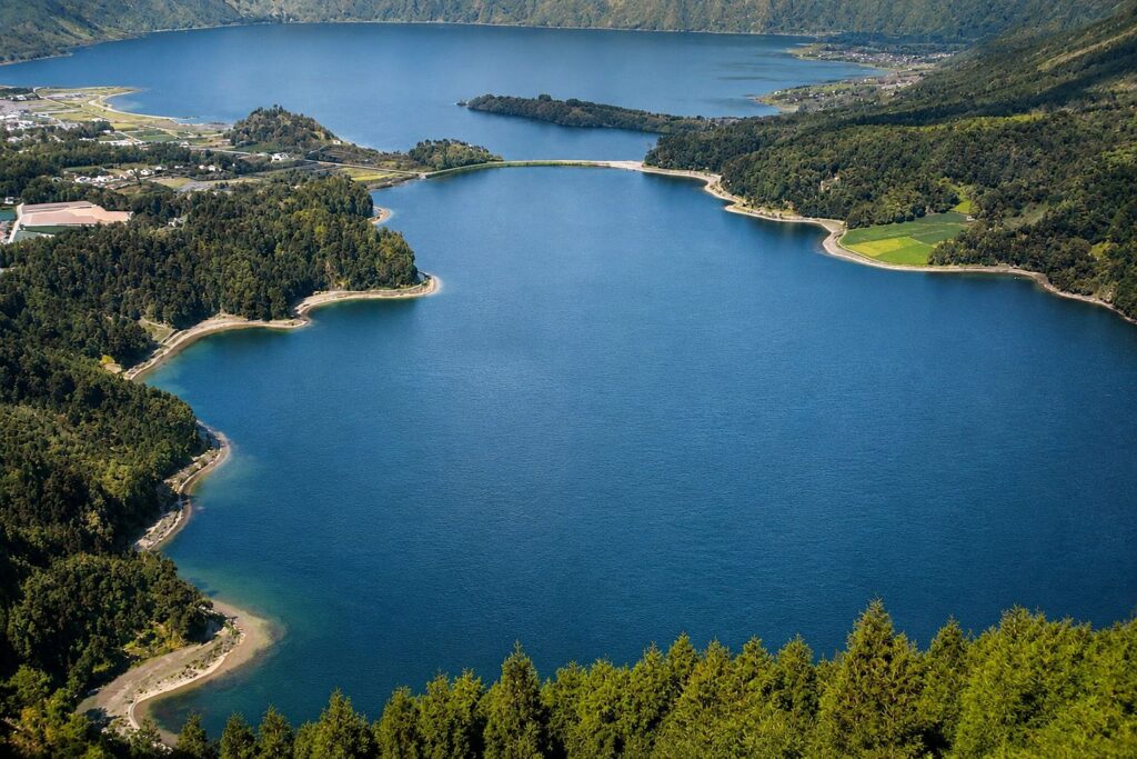 Panorâmica do lago em paisagem verdejante