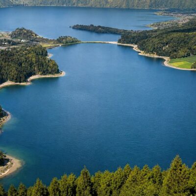 Panorâmica do lago em paisagem verdejante