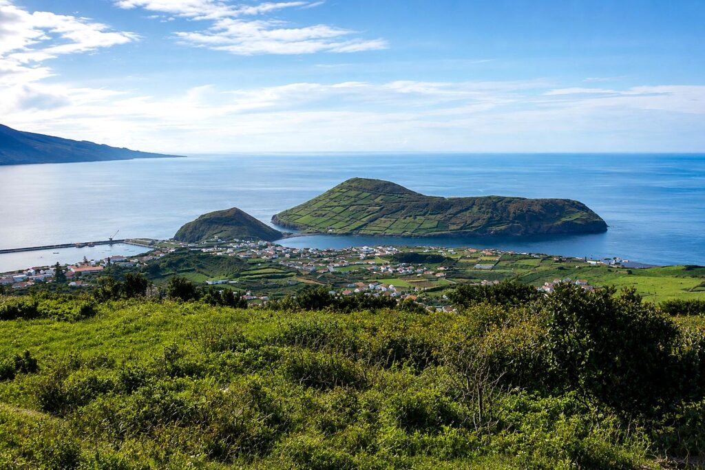 Vista costeira com ilhas e cidade