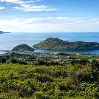 Vista costeira com ilhas e cidade