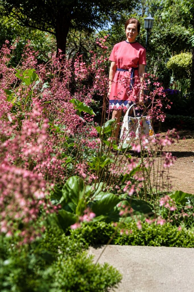 Mulher no jardim florido ao sol