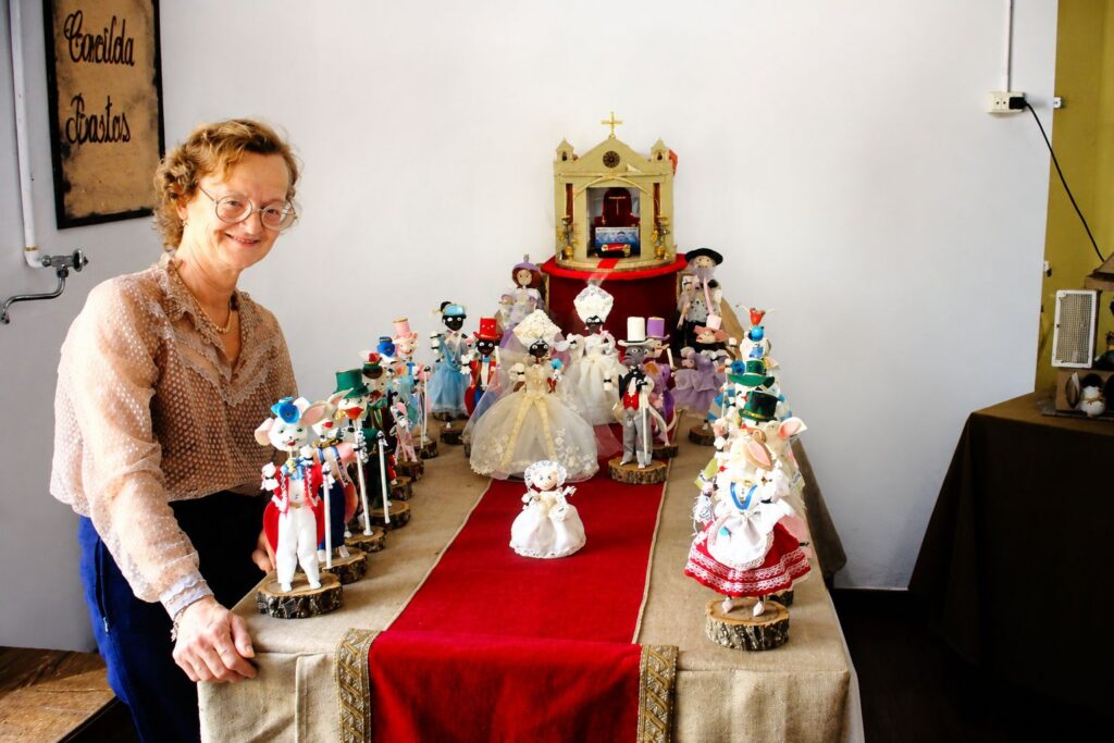 Cena de altar com figuras artesanais