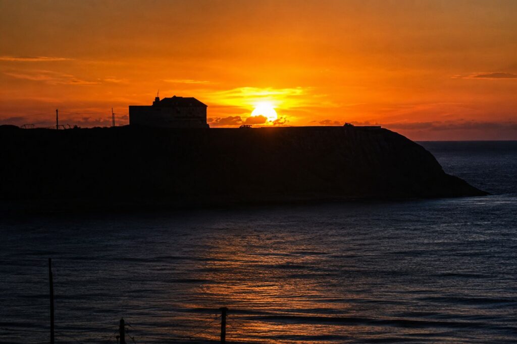 Pôr-do-sol dramático na costa