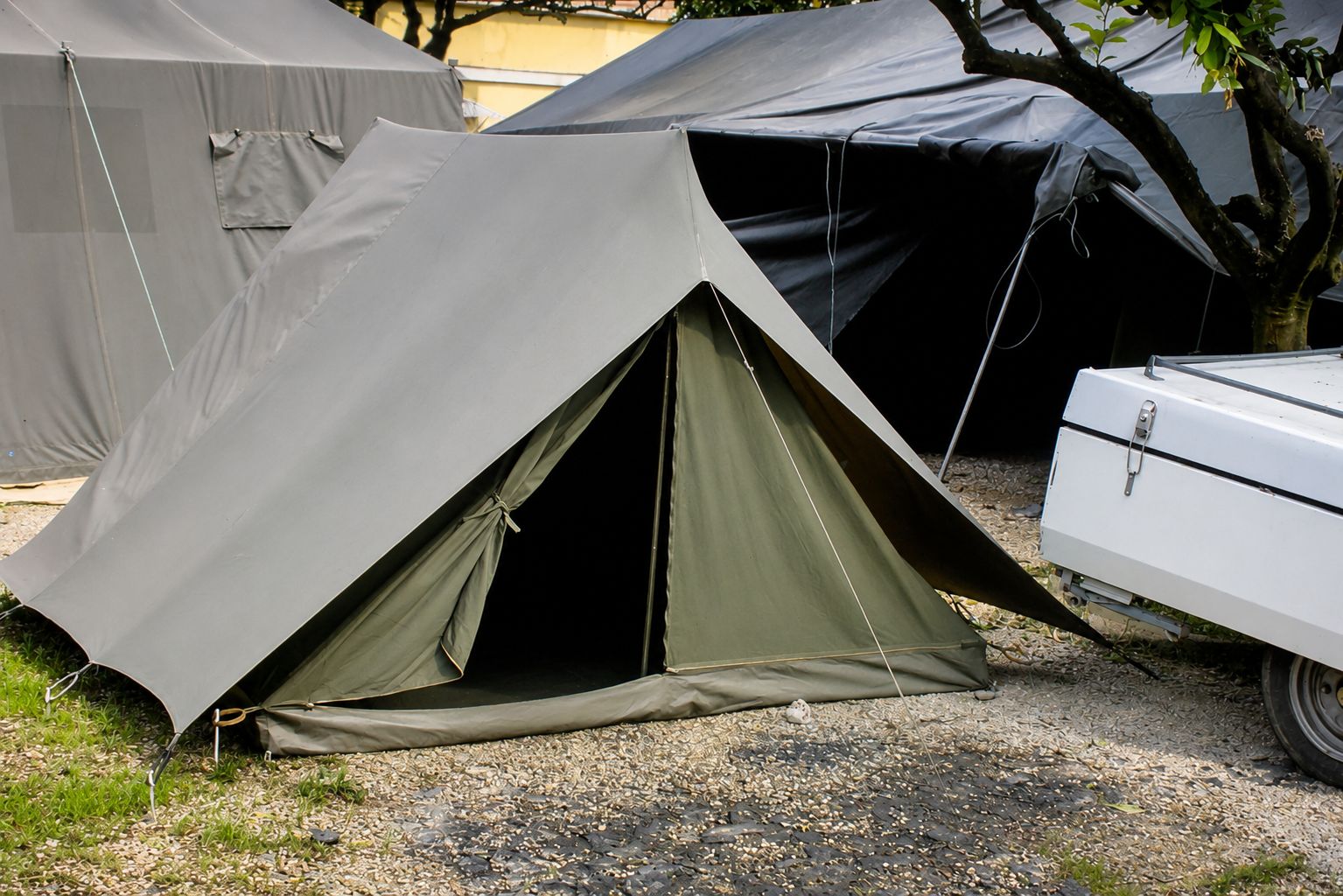 Acampamento ao ar livre com tendas