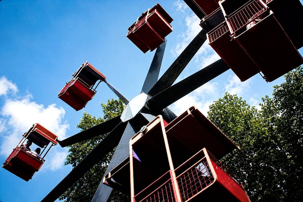 Roda gigante num parque de diversões
