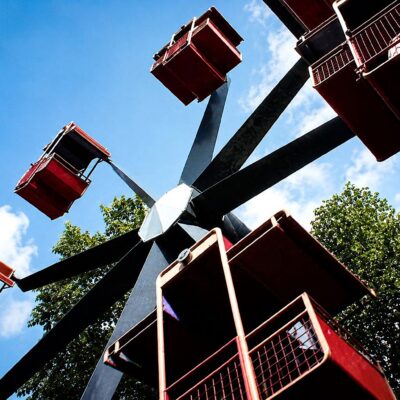 Roda gigante num parque de diversões