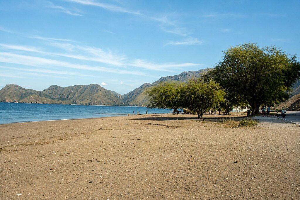 Praia tranquila com montanhas ao fundo