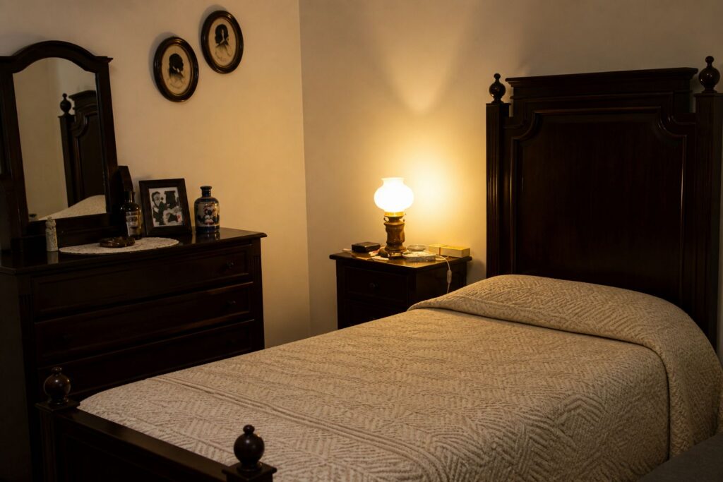 Quarto acolhedor com móveis vintage