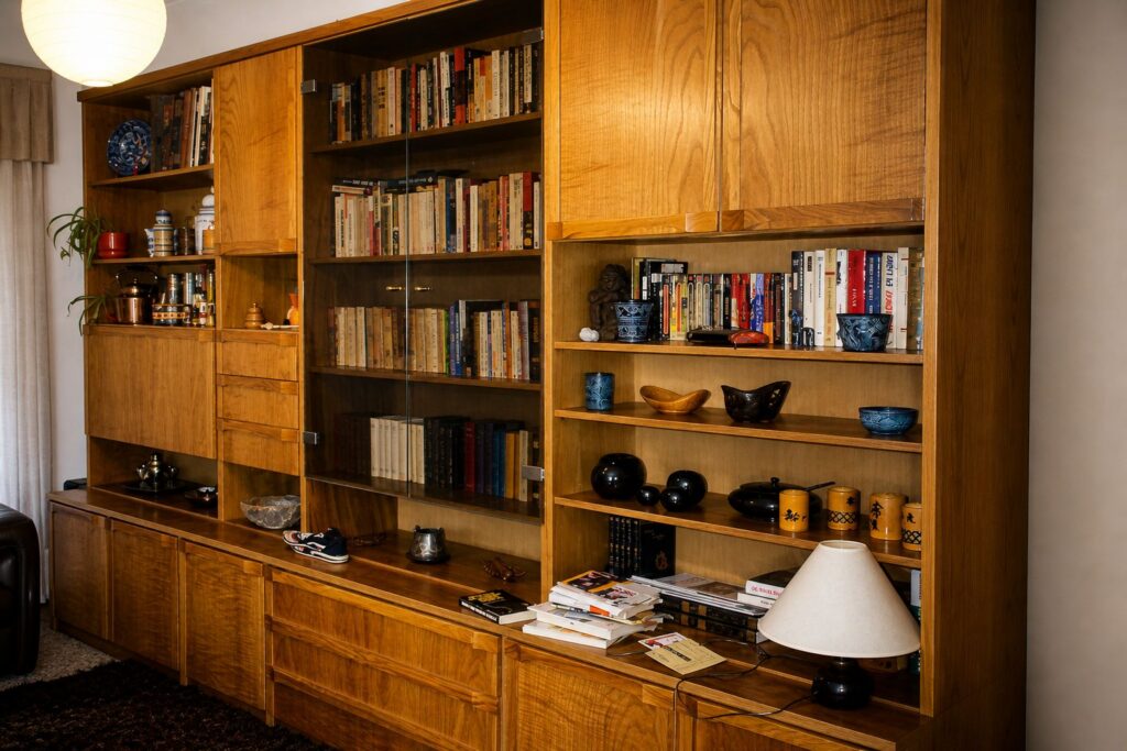 Estudo acolhedor com biblioteca vintage