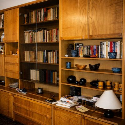 Estudo acolhedor com biblioteca vintage