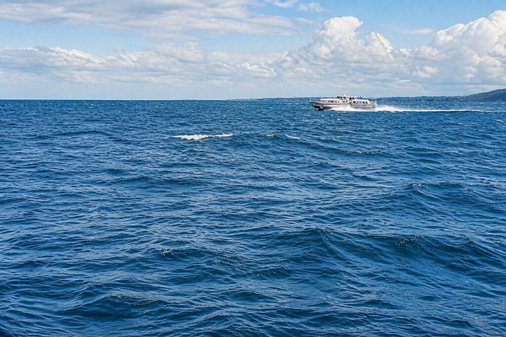 Cenas do mar com barco branco