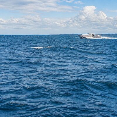 Cenas do mar com barco branco