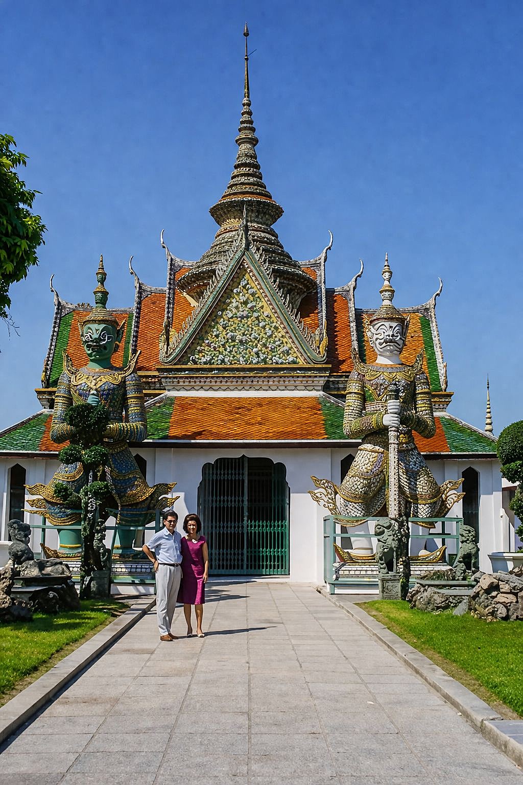 Casal em frente a templo tailandês