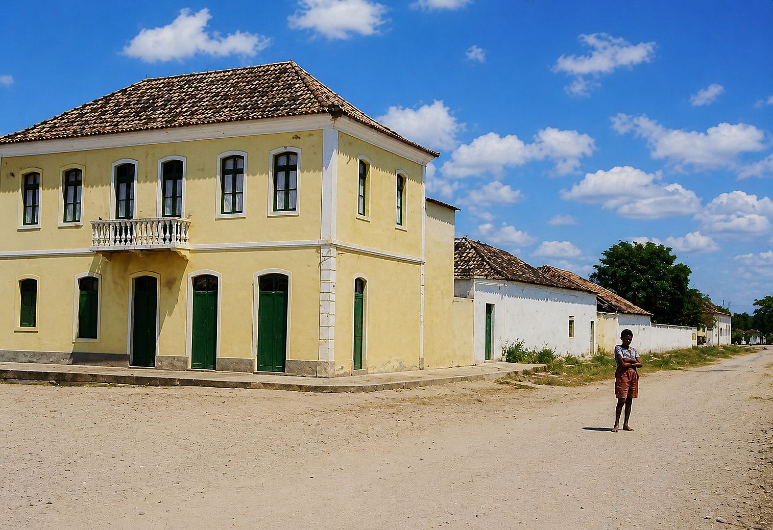 Rua tranquila numa aldeia ensolarada