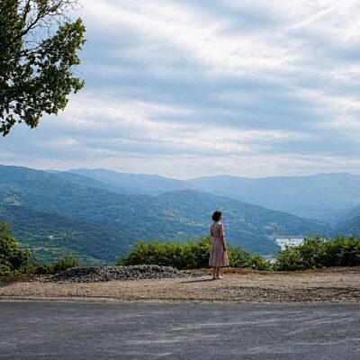 Vista serena sobre o vale montanhoso