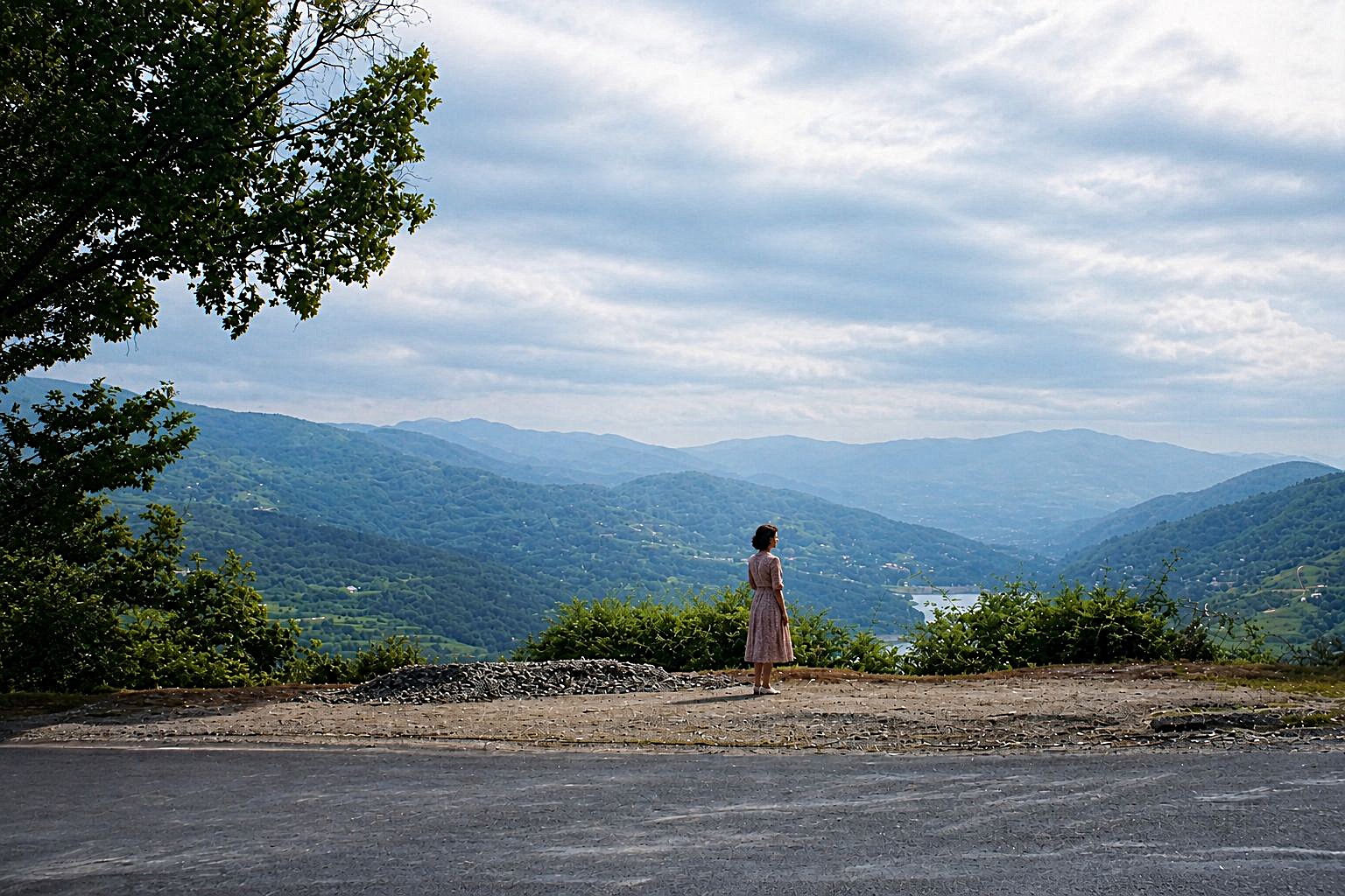 Vista serena sobre o vale montanhoso