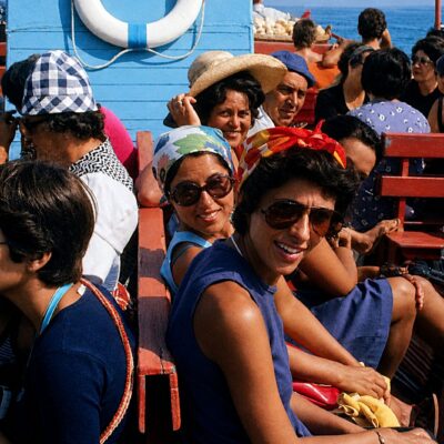 Passeio de barco em dia ensolarado