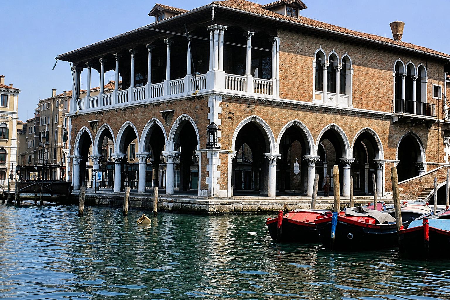 Palácio veneziano à beira do canal