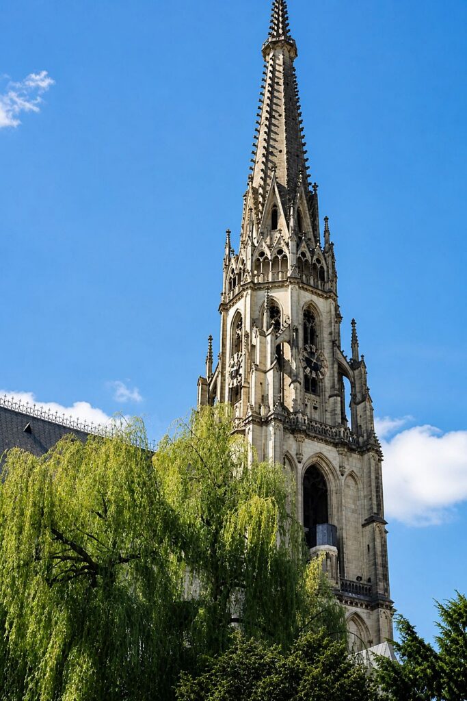 Igreja gótica sob céu azul claro