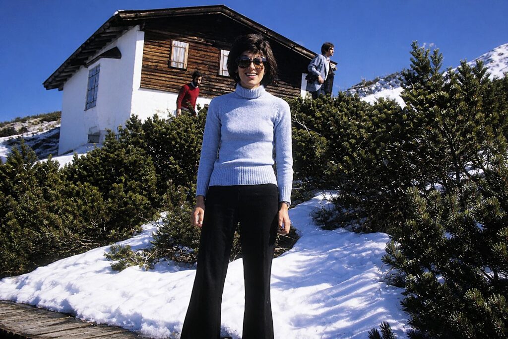 Mulher sorridente nas montanhas nevadas