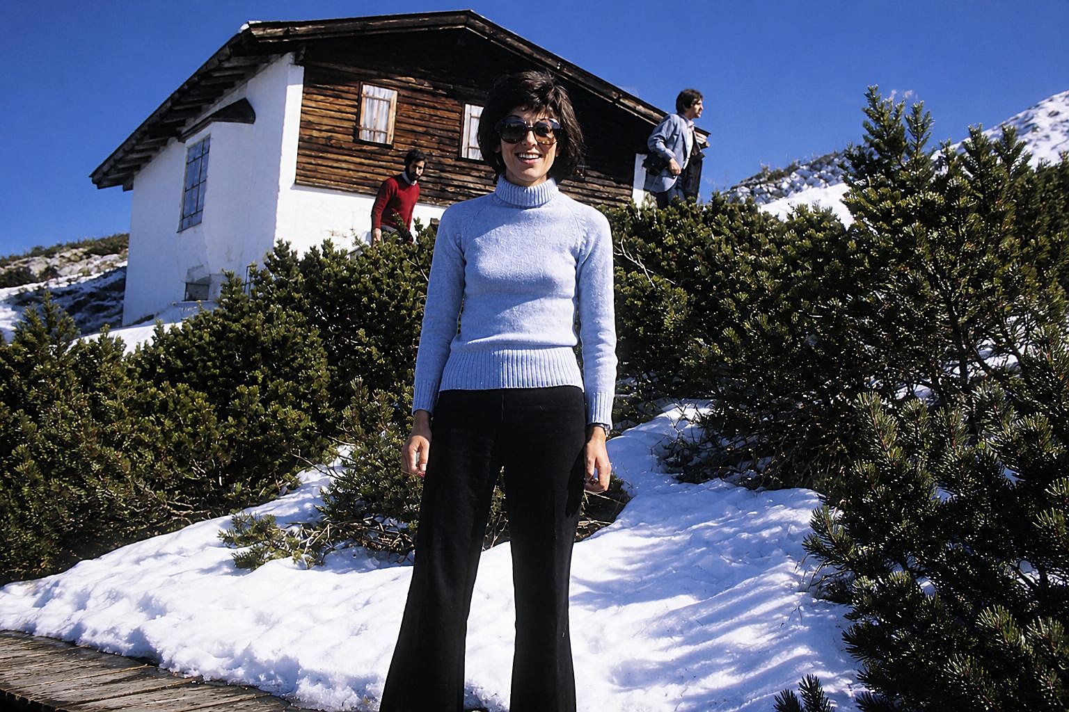 Mulher sorridente nas montanhas nevadas