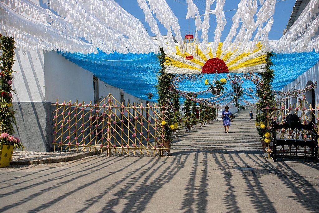 Festa de rua decorada com flores