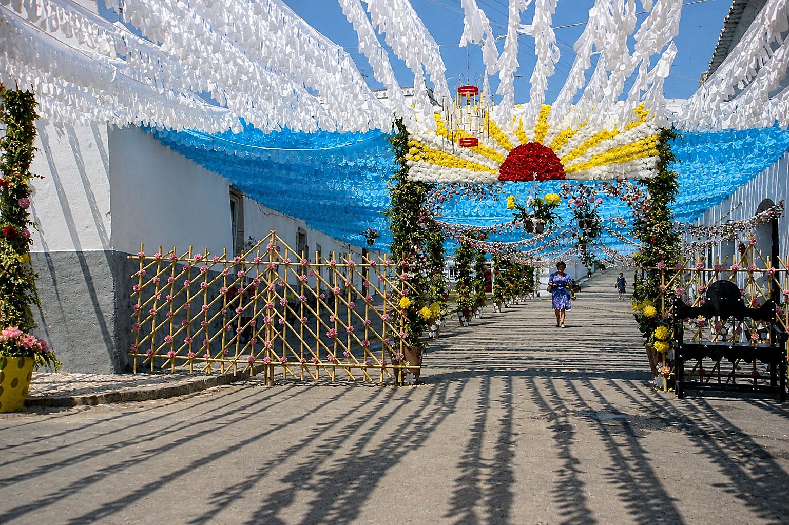 Festa de rua decorada com flores
