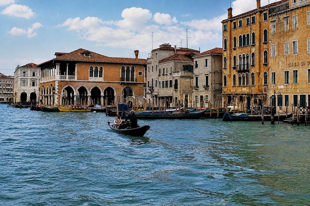 Canal veneziano brilhante e sereno