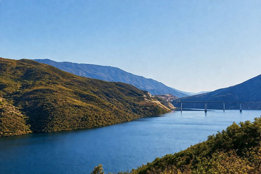 Horizonte tranquilo sobre o reservatório