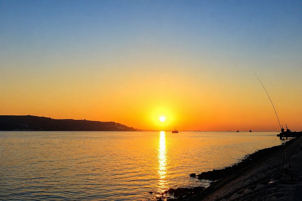 Pôr do sol sereno à beira-mar