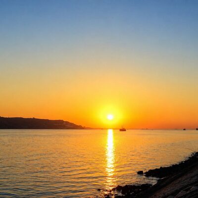 Pôr do sol sereno à beira-mar