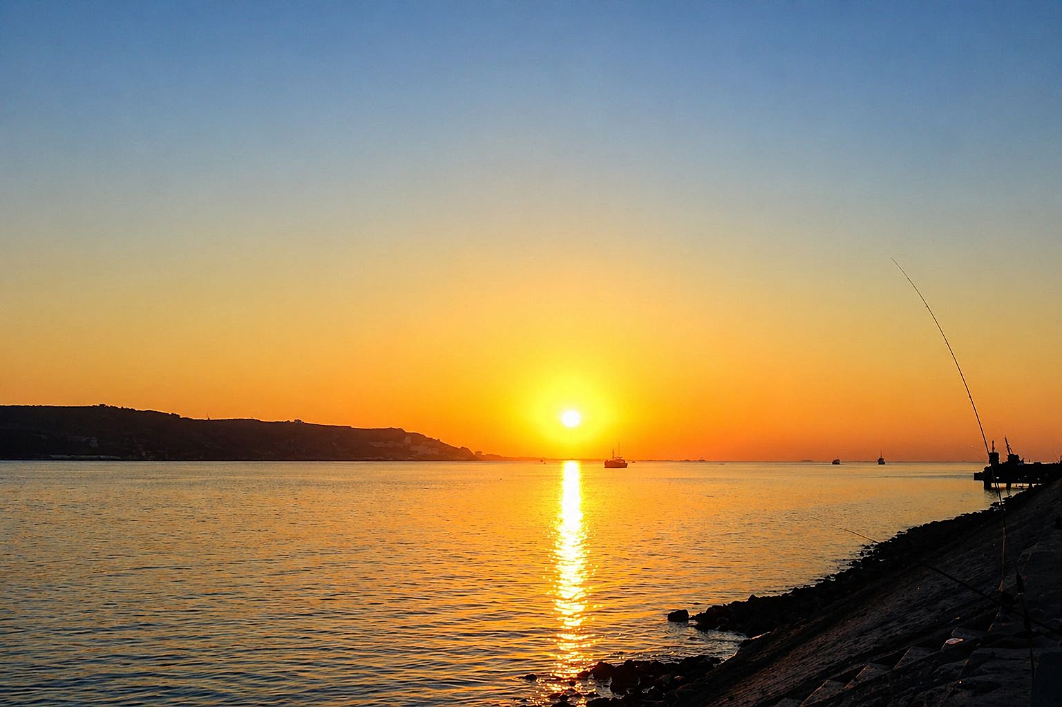 Pôr do sol sereno à beira-mar