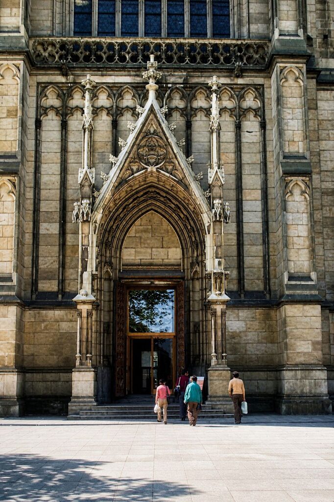 Entrada imponente da catedral gótica